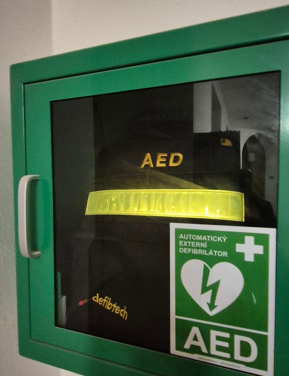 AED zařízení sloužící jako Automatické externí defibrilátor